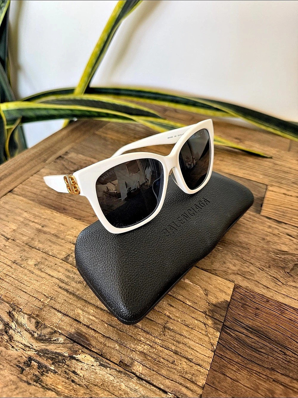 Balenciaga BB0095S Dynasty Cat-Eye Sunglasses White & Black Sunglasses Like New